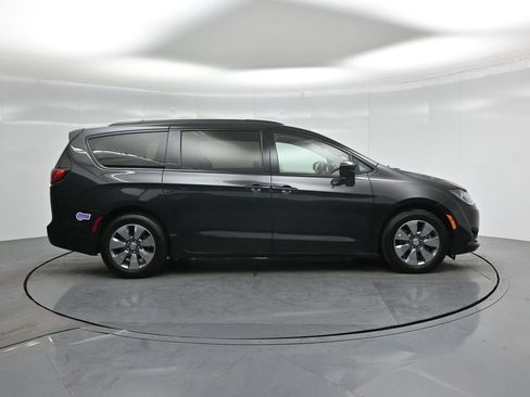 Used 2018 Chrysler Pacifica Limited w/ Advanced Safetytec Group FWD image 26