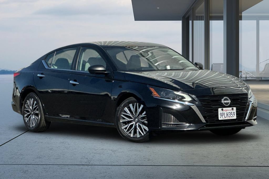 Used 2025 Nissan Altima 2.5 SV FWD image 2