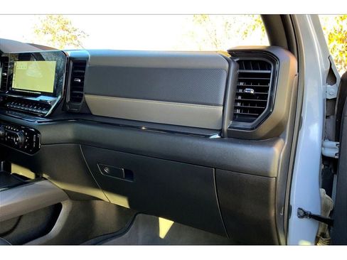 Used 2024 Chevrolet Silverado 2500 ZR2 w/ Technology Package image 18