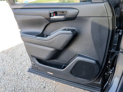Used 2020 Toyota Highlander XLE FWD image 25
