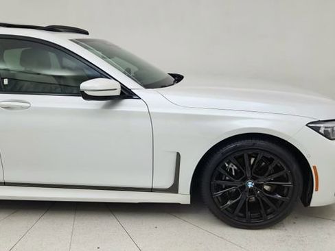 Used 2022 BMW 740i w/ M Sport Package image 7