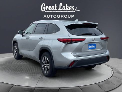 Used 2021 Toyota Highlander XLE AWD/4WD image 3