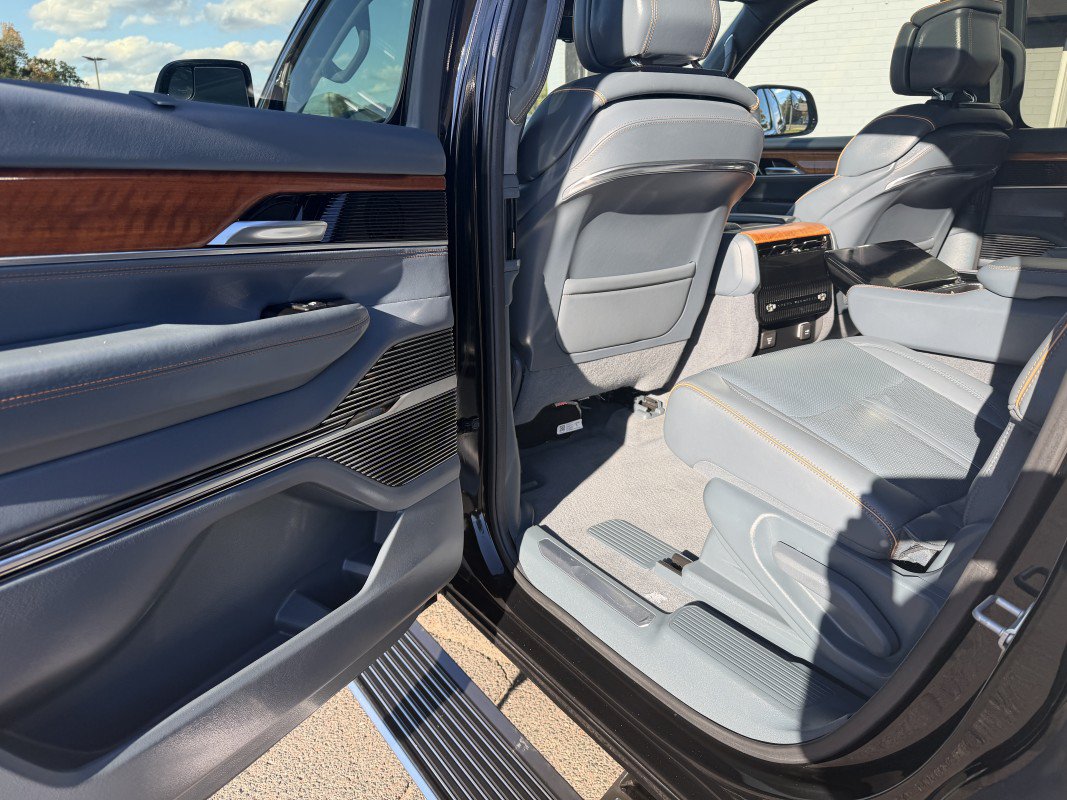 Used 2022 Jeep Grand Wagoneer Series II w/ Convenience Group III AWD/4WD image 17
