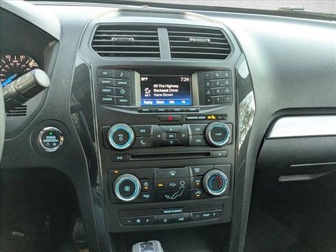Used 2017 Ford Explorer XLT image 10
