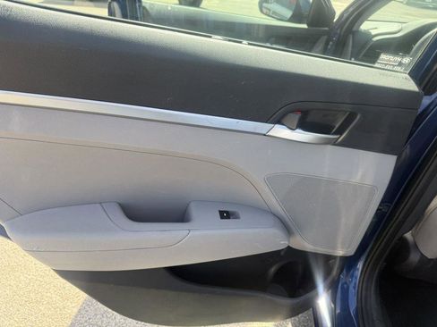 Used 2020 Hyundai Elantra SE FWD image 15