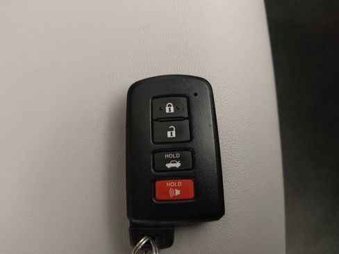 Used 2017 Toyota Camry XLE w/ Moonroof Package image 32