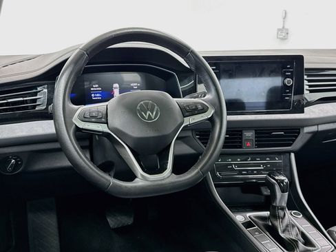 Used 2025 Volkswagen Jetta SE FWD image 18