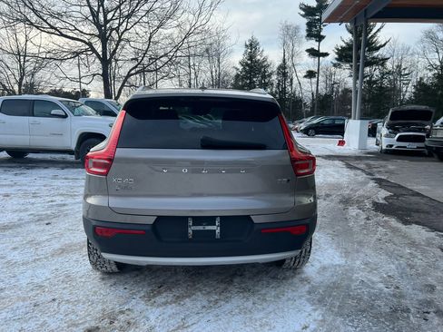 Used 2022 Volvo XC40 T5 Momentum image 4