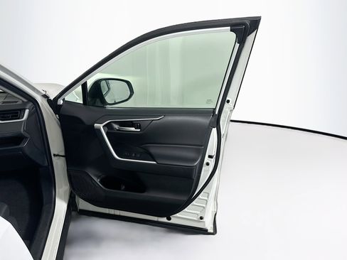Used 2025 Toyota RAV4 XLE image 33