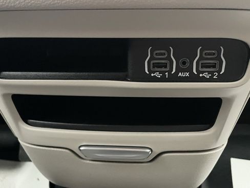 Used 2024 Chrysler Pacifica Touring-L image 39