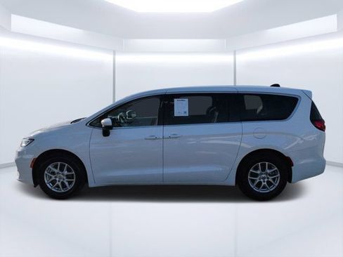 Used 2023 Chrysler Pacifica Touring-L FWD image 6