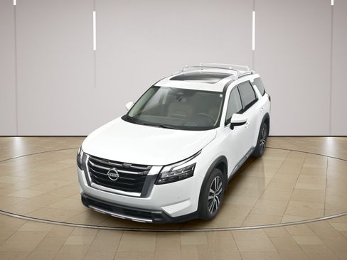 Certified 2025 Nissan Pathfinder Platinum w/ Cargo Package FWD image 33