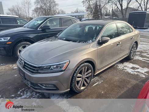 Used 2016 Volkswagen Passat 1.8T SEL Premium image 2