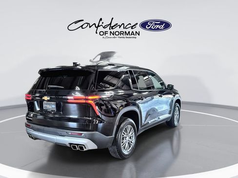 Used 2025 Chevrolet Traverse LT FWD image 8