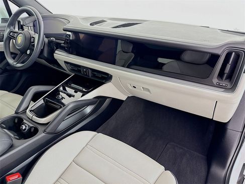 Certified 2024 Porsche Cayenne image 33
