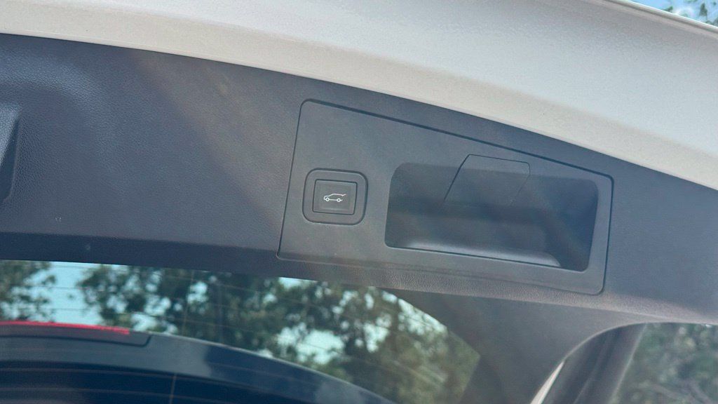 Used 2019 Cadillac XT4 Premium Luxury w/ Driver Assist Package AWD/4WD image 5
