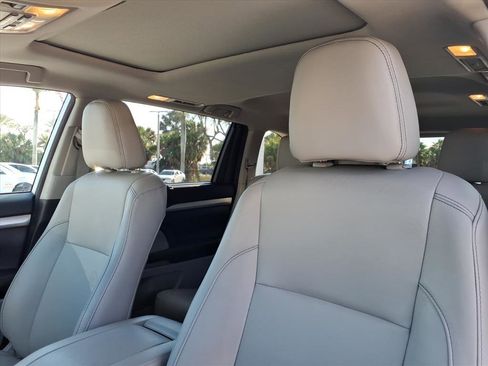 Used 2018 Toyota Highlander XLE image 19