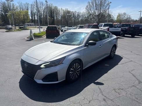 Used 2024 Nissan Altima 2.5 SV image 7