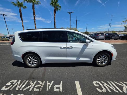 Used 2022 Chrysler Pacifica Touring-L FWD image 4