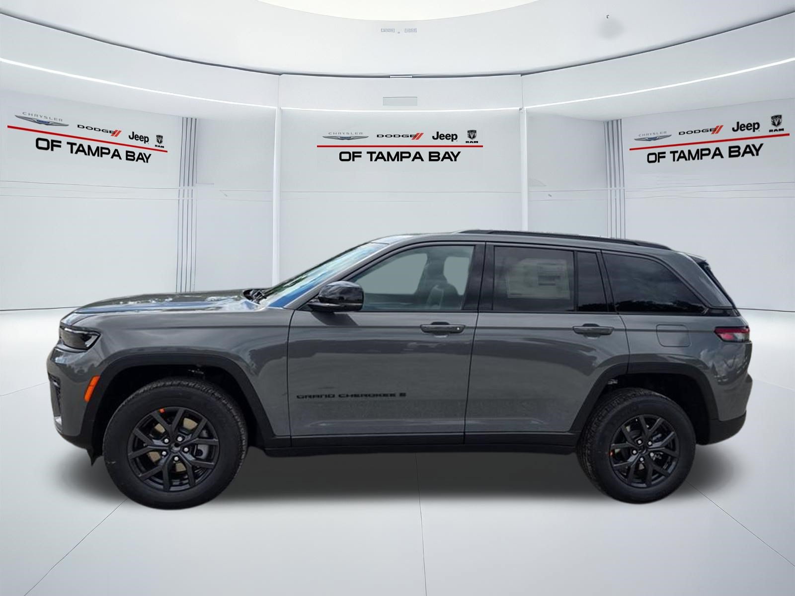New 2027 Jeep Grand Cherokee Altitude RWD image 3
