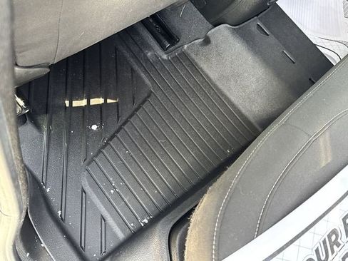 Certified 2020 GMC Canyon SLE w/ SLE Convenience Package image 33