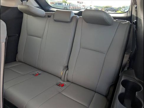 Used 2021 Toyota Highlander LE FWD image 11