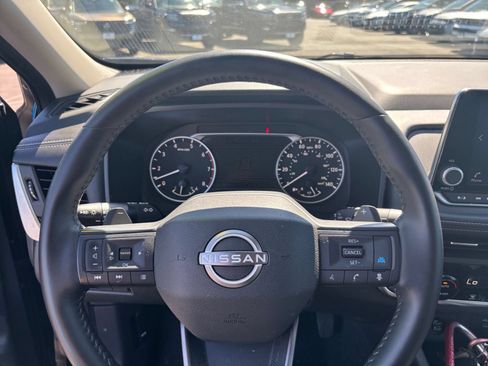 Used 2025 Nissan Rogue SV FWD image 30