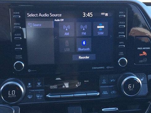 Used 2022 Toyota Highlander XLE AWD/4WD image 19