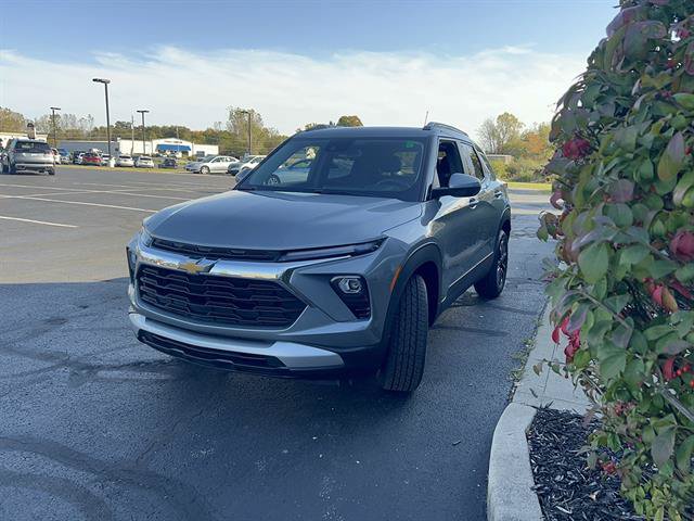 Used 2024 Chevrolet TrailBlazer LT w/ Convenience Package AWD/4WD image 3