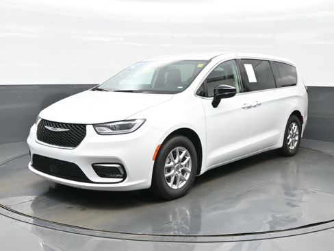 Used 2024 Chrysler Pacifica Touring-L FWD image 2