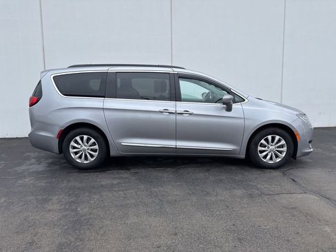 Used 2017 Chrysler Pacifica Touring-L image 3