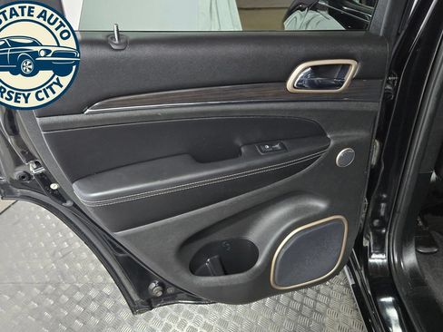 Used 2017 Jeep Grand Cherokee Overland AWD/4WD image 32