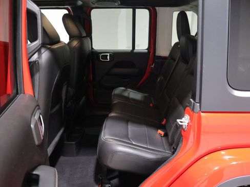 Used 2019 Jeep Wrangler Unlimited Sahara w/ Uconnect 4C Nav & Sound Group AWD/4WD image 16