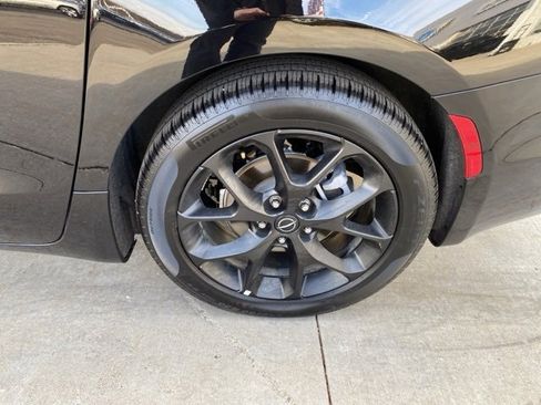 Used 2025 Chrysler Pacifica Limited image 14