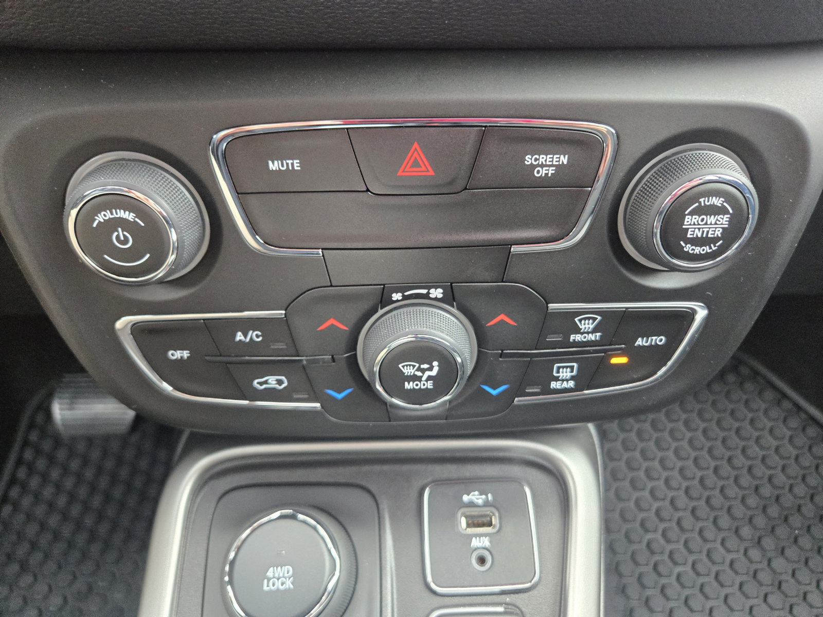 Used 2020 Jeep Compass Latitude w/ Cold Weather Group AWD/4WD image 25
