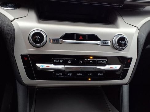 Used 2022 Ford Explorer XLT image 18