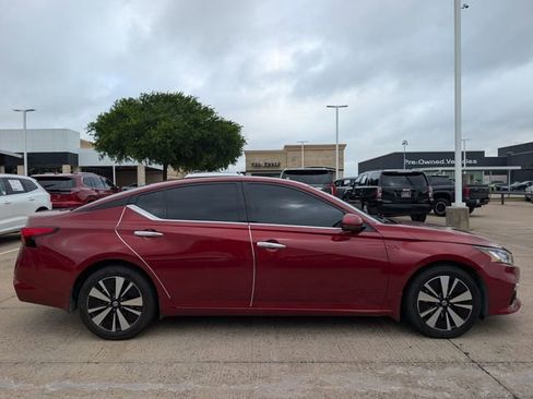 Used 2019 Nissan Altima 2.5 SV image 2