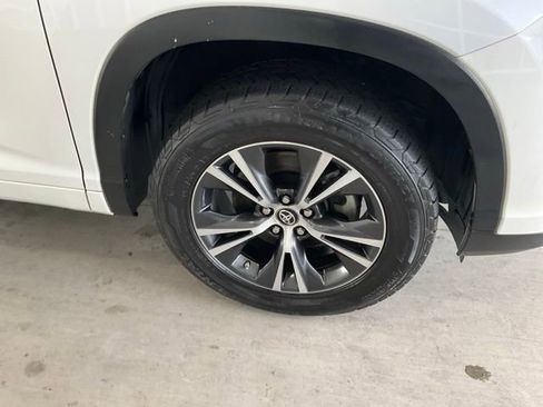 Used 2018 Toyota Highlander LE FWD image 25