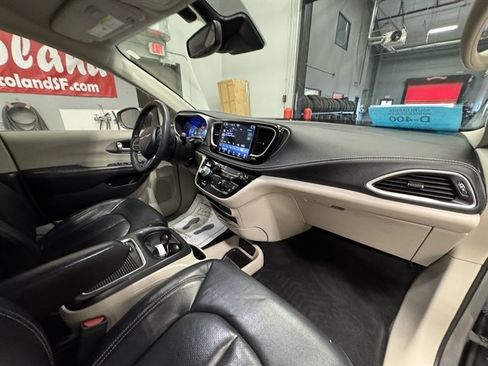 Used 2022 Chrysler Pacifica Touring-L FWD image 14