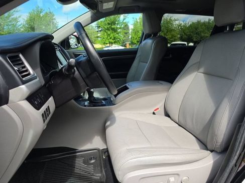 Used 2018 Toyota Highlander Limited FWD image 9