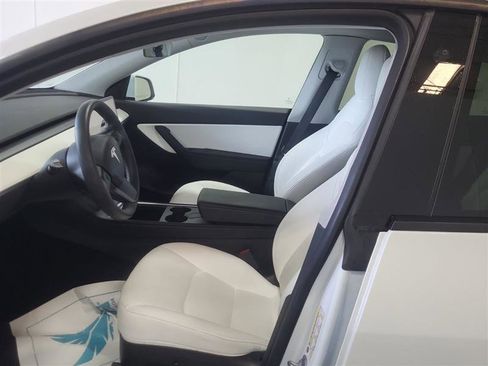 Used 2022 Tesla Model Y Long Range image 9