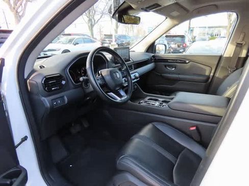 Certified 2023 Honda Pilot Touring image 2