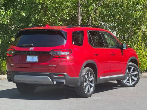 Certified 2025 Honda Pilot Touring image 41