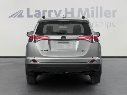 Used 2017 Toyota RAV4 LE FWD image 5