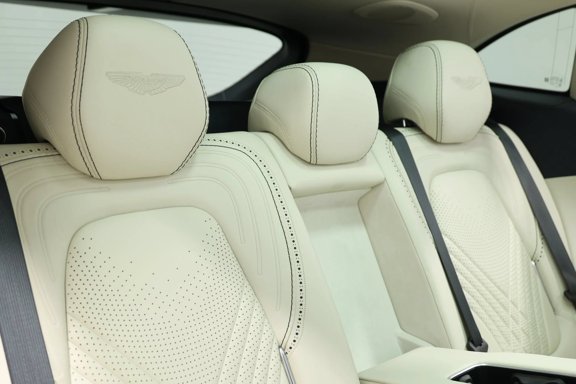 Used 2021 Aston Martin DBX AWD/4WD image 70