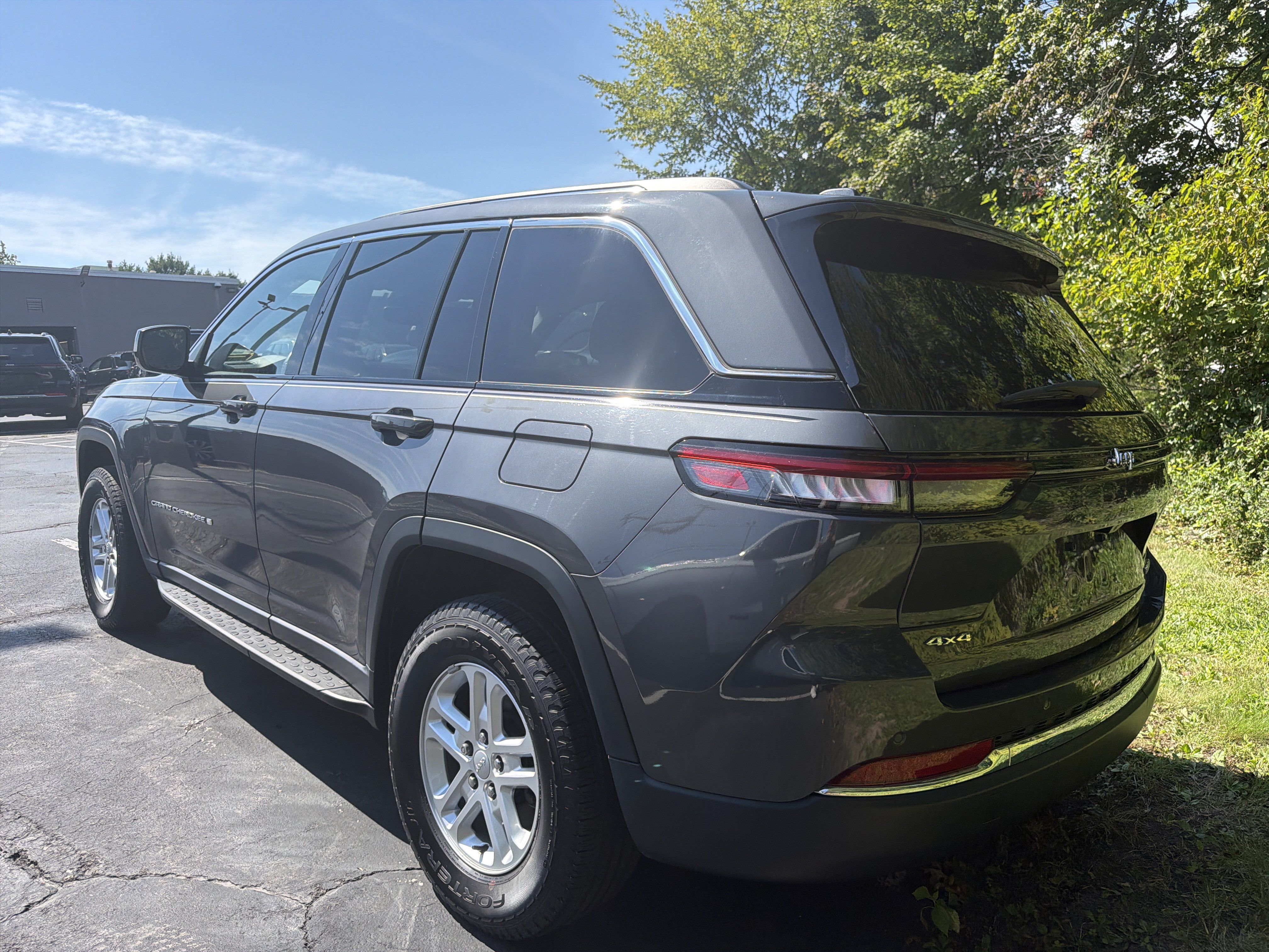 Used 2022 Jeep Grand Cherokee Laredo w/ Luxury Tech Group I AWD/4WD image 5