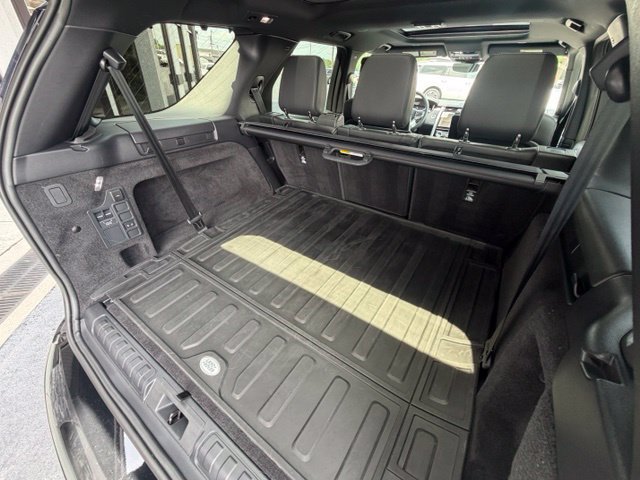 Used 2024 Land Rover Discovery Dynamic SE AWD/4WD image 32