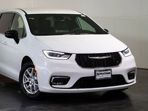 Used 2026 Chrysler Pacifica Select image 6