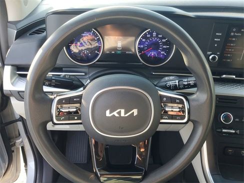 Used 2023 Kia Carnival LX image 16