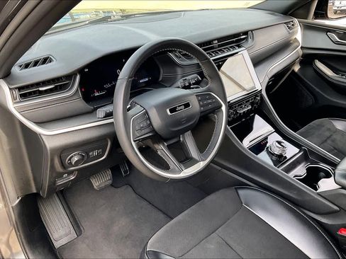 Certified 2024 Jeep Grand Cherokee Altitude image 17